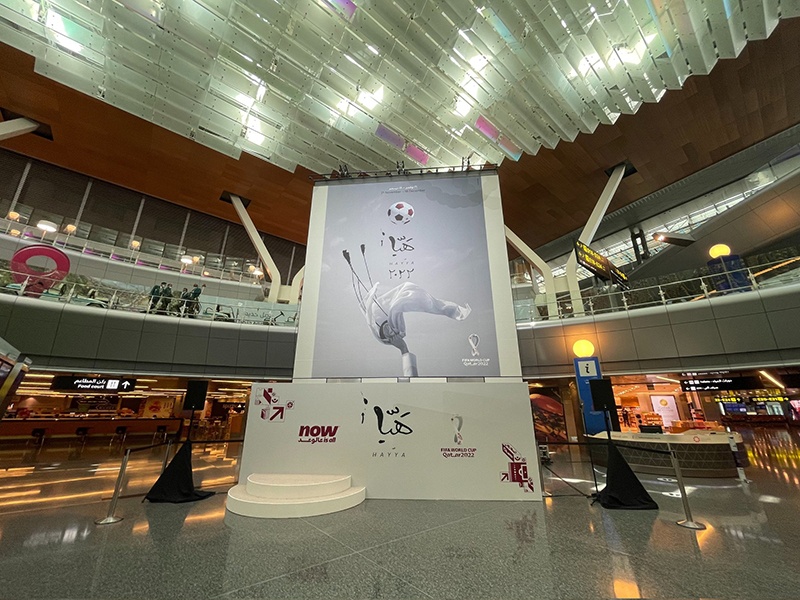 WK 2022 poster op de luchthaven in Qatar